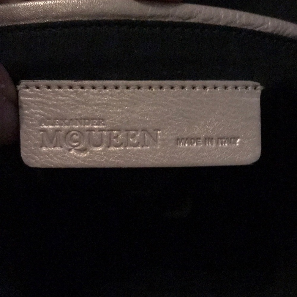 Authentic Alexander McQueen Lambskin de manta😍 - Picture 6 of 8